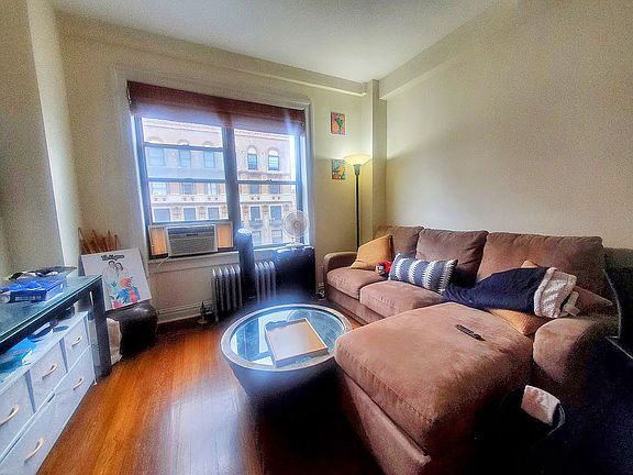 3rd image of 116 W 72nd St APT 12