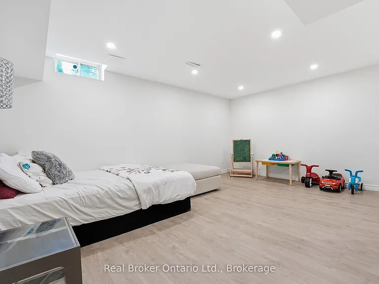 165 Margaret Dr — Photo 30