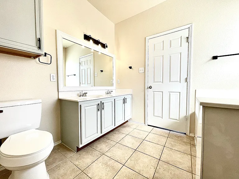Master bath: Double vanity