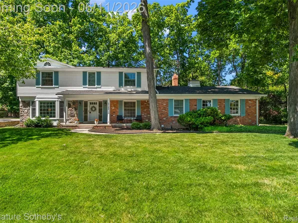 5748 Cherry Crest Dr, West Bloomfield, MI 48322