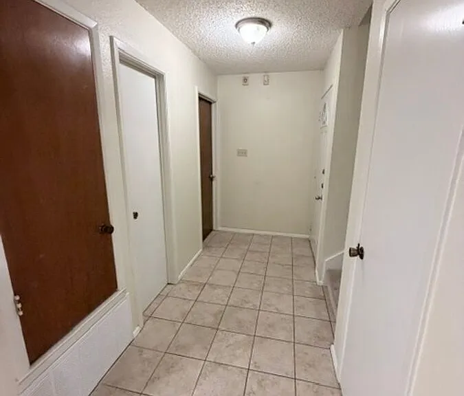 1202 Royal Crest Dr — Photo 3