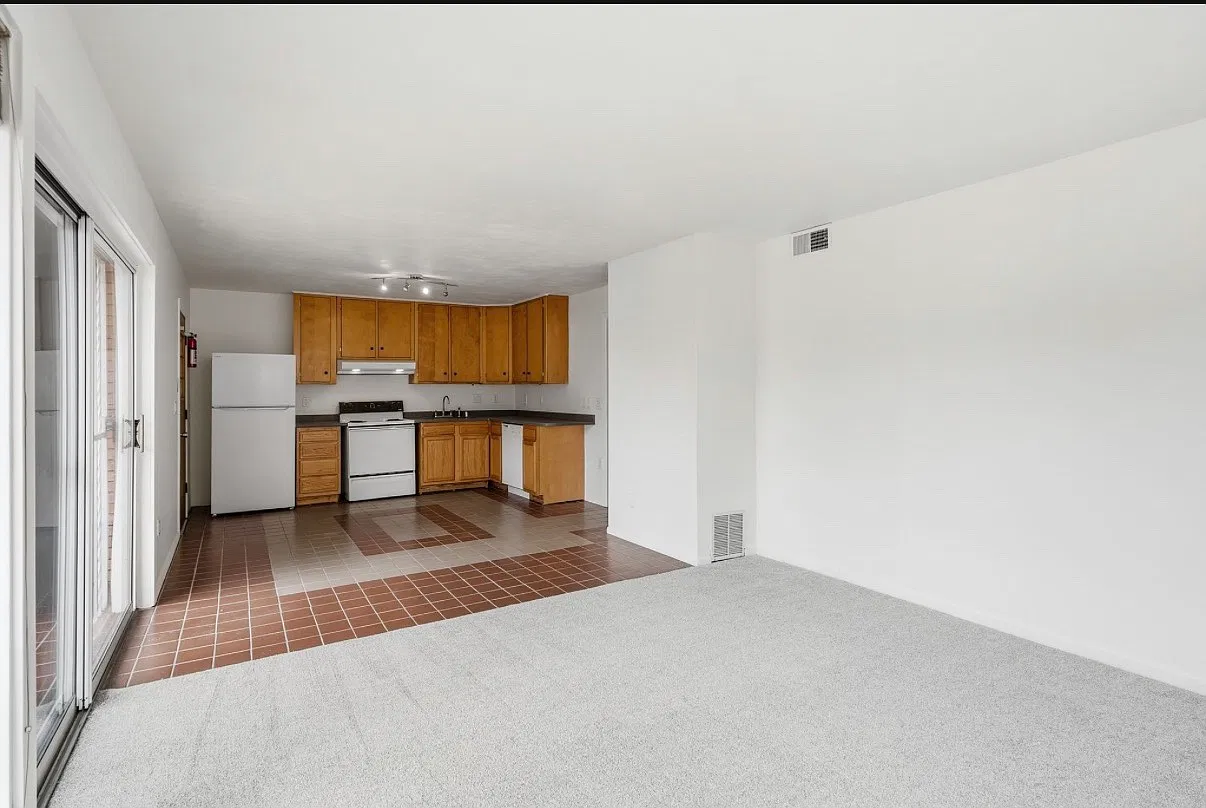 2 bed, 850 sqft, $1,300 — Photo 2