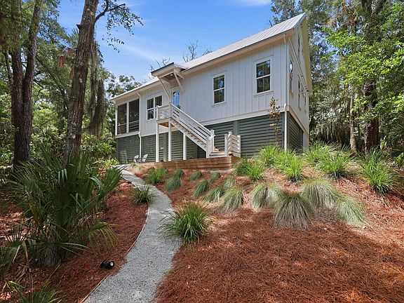 3rd image of 575 Pelican Ct