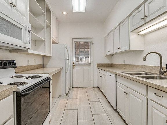 3rd image of 4409 Bellaire Dr S APT 113