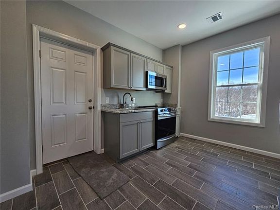 3rd image of 139 W Main St