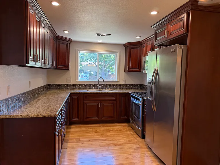 434 Rose Ave — Photo 2