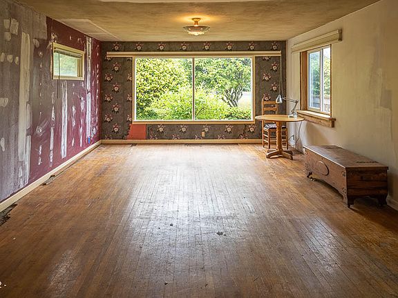 Liv Room looking east