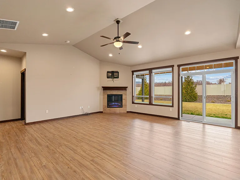 755 S Perry Ave — Photo 6