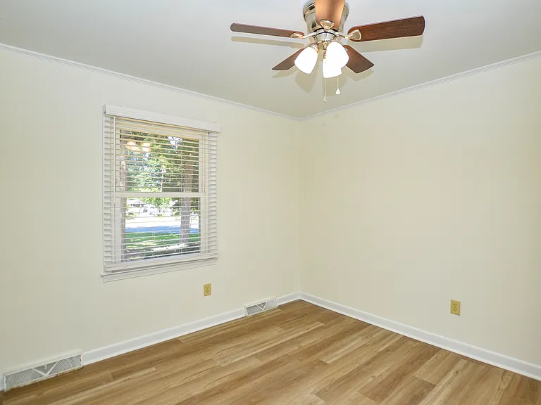 4075 Linda Dr — Photo 9