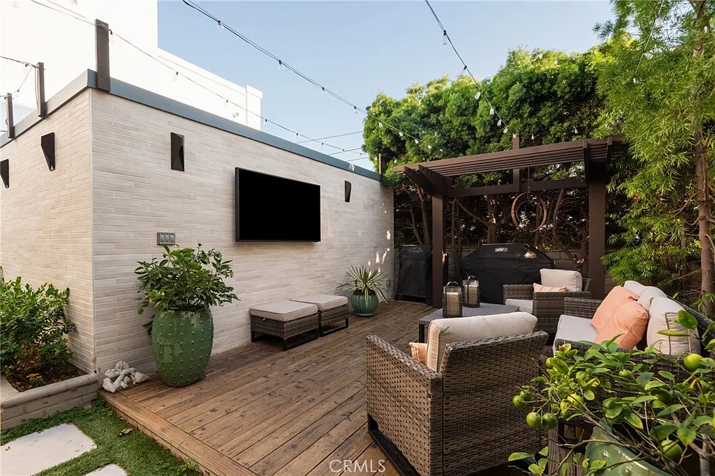 4 bed, 1832 sqft, $15,500 — Photo 1