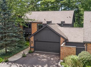 1935 Pine Ridge Ln, Bloomfield Hills, MI 48302