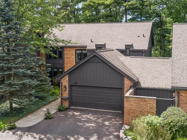 1935 Pine Ridge Ln, Bloomfield Hills, MI 48302