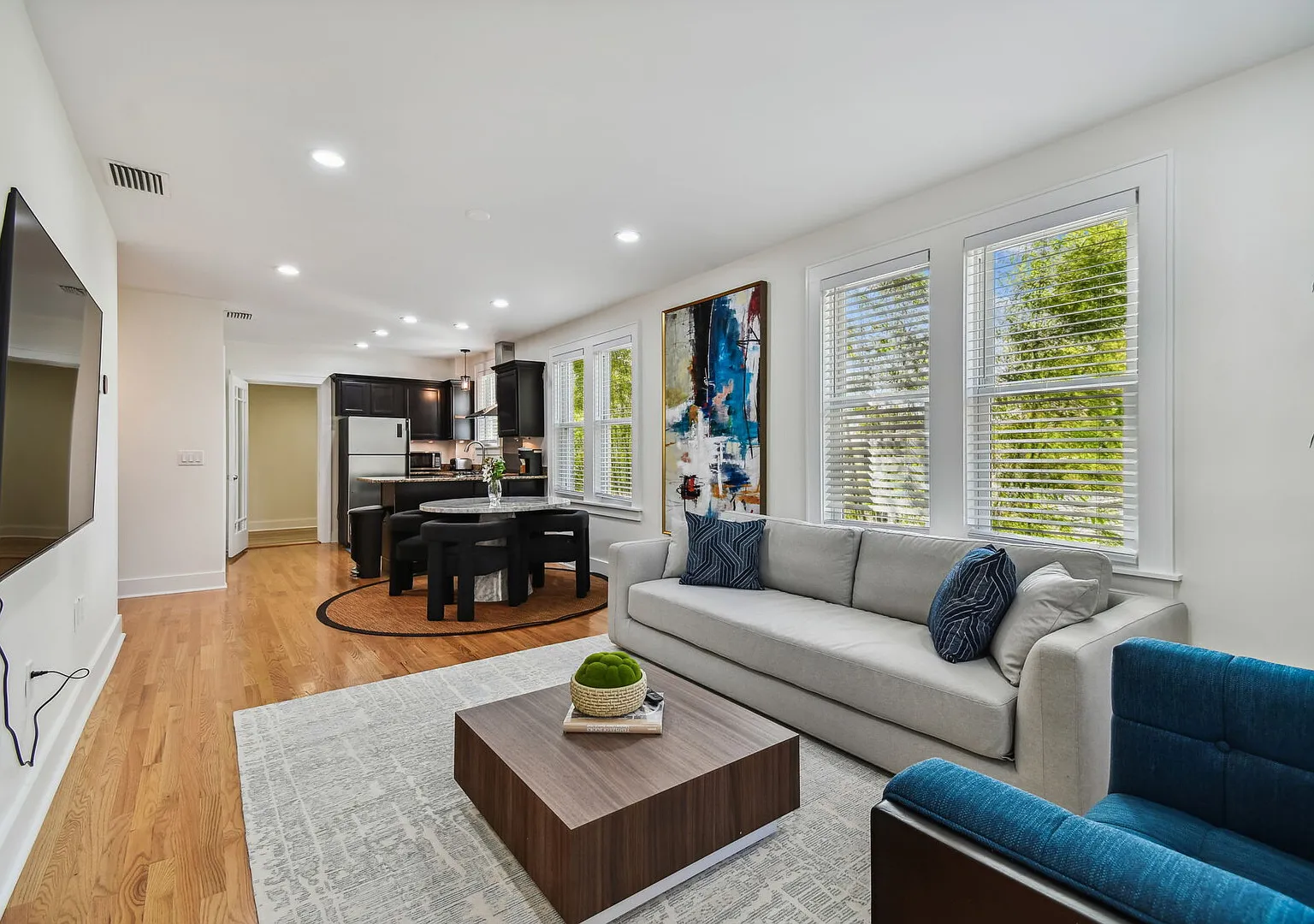 Top Floor | Sun Filled +Jacuzzi+Downtown | Pets Ok — Photo 1
