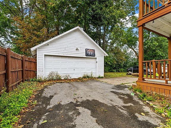 4th image of 1654 Wesley Ave