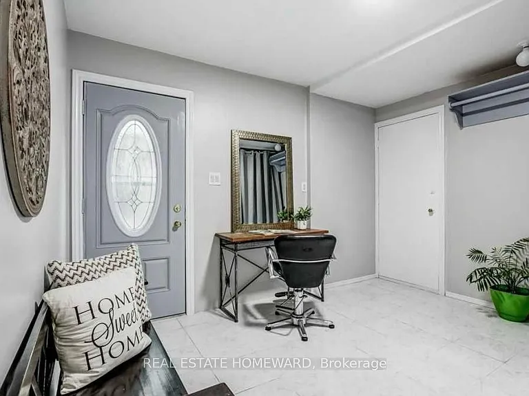 2336 Malcolm Cres — Photo 21