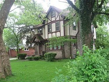 2966 Crescent Dr NE photo 1