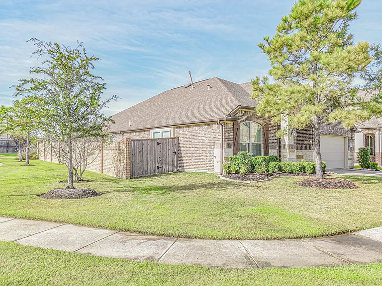 9403 Briscoe Bend Ln — Photo 3