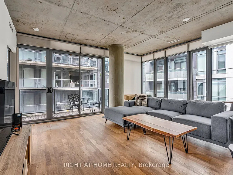 650 King St W #605 — Photo 11