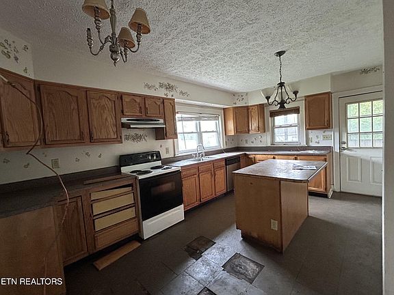 5th image of 2650 Parkview Ave