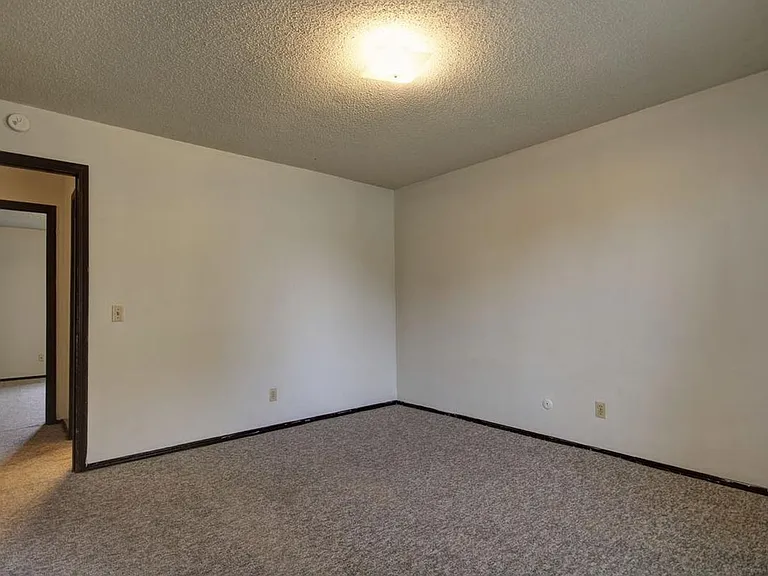 1907 Nancy Ct — Photo 12