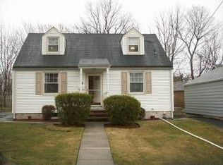 9 Woodland Dr, Hasbrouck Heights, NJ 07604