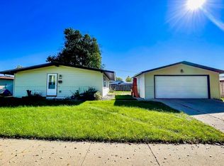145 26th St SW, Minot, ND 58701