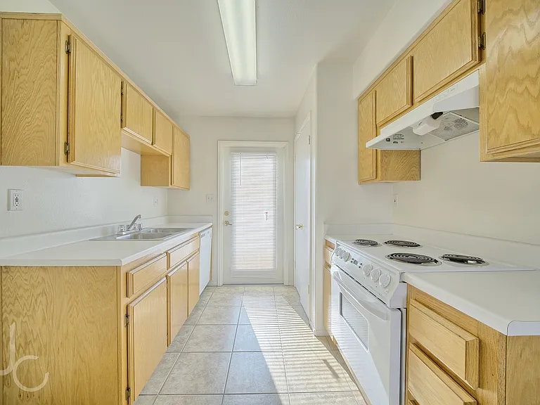 1206 Reddick Ln — Photo 9