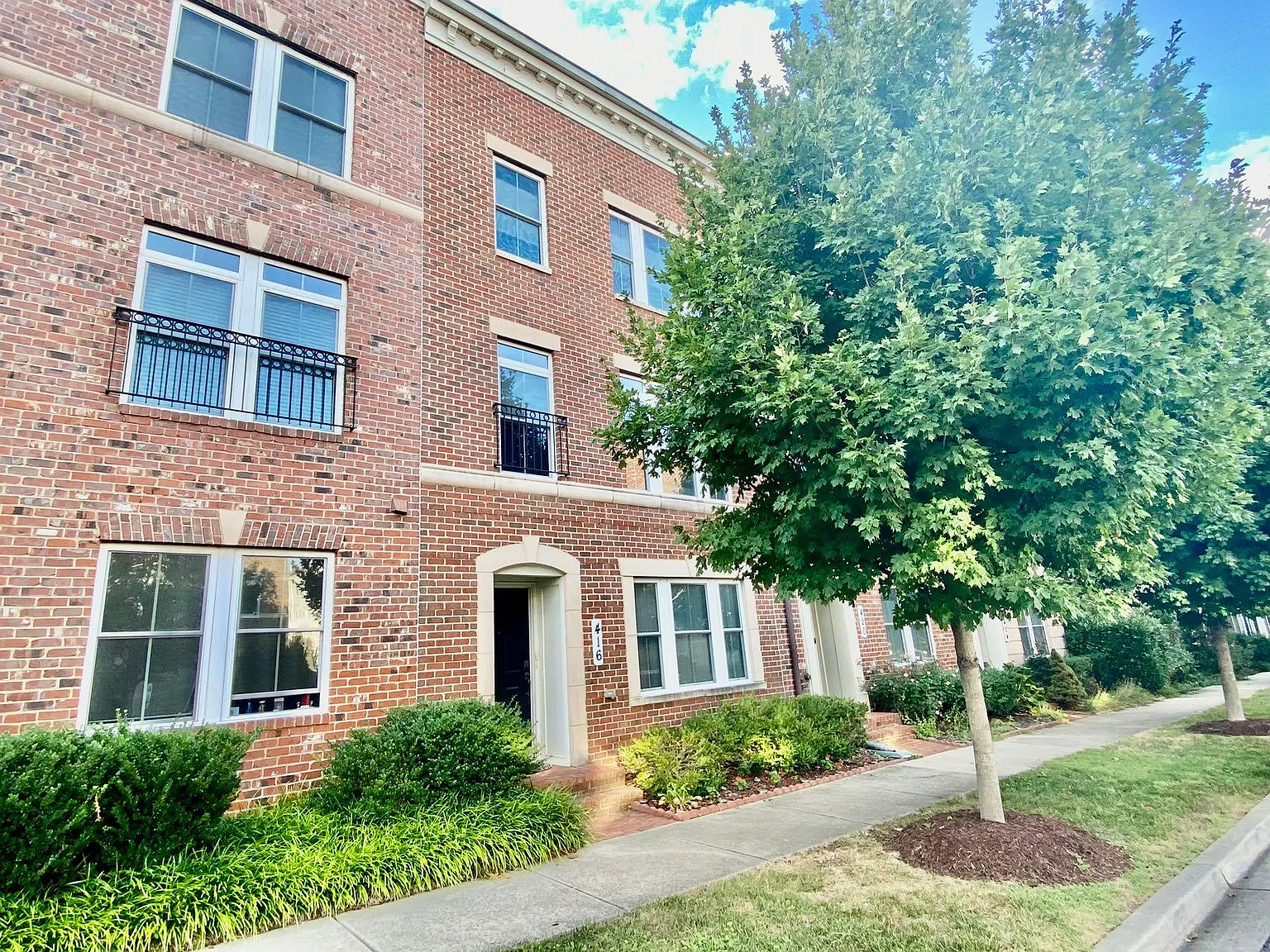 4 bed, 3.5 bath, 2200 sqft, $3,400 — Photo 2