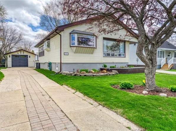 711 Michigan Ave, Pt Edward, ON N7V 1G9