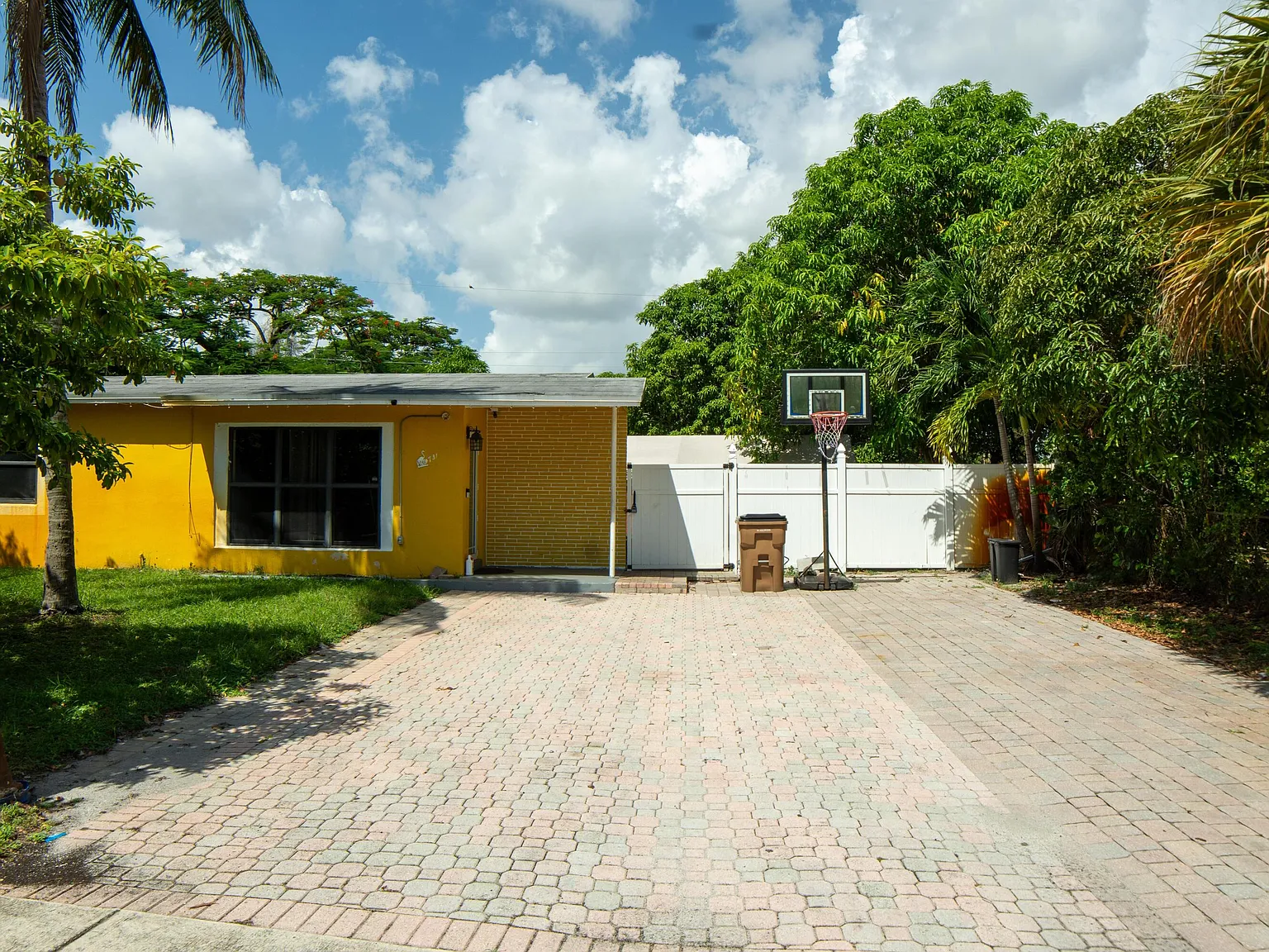 3 bed, 2.0 bath, 1020 sqft, $3,000 — Photo 1