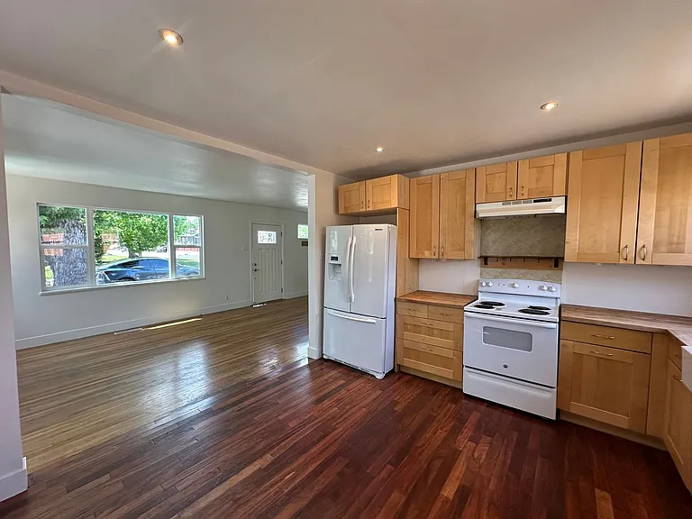 982 Vine St — Photo 8