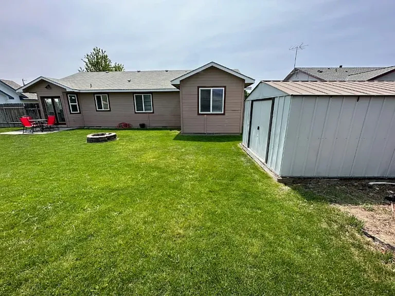 270 E 15 N — Photo 29