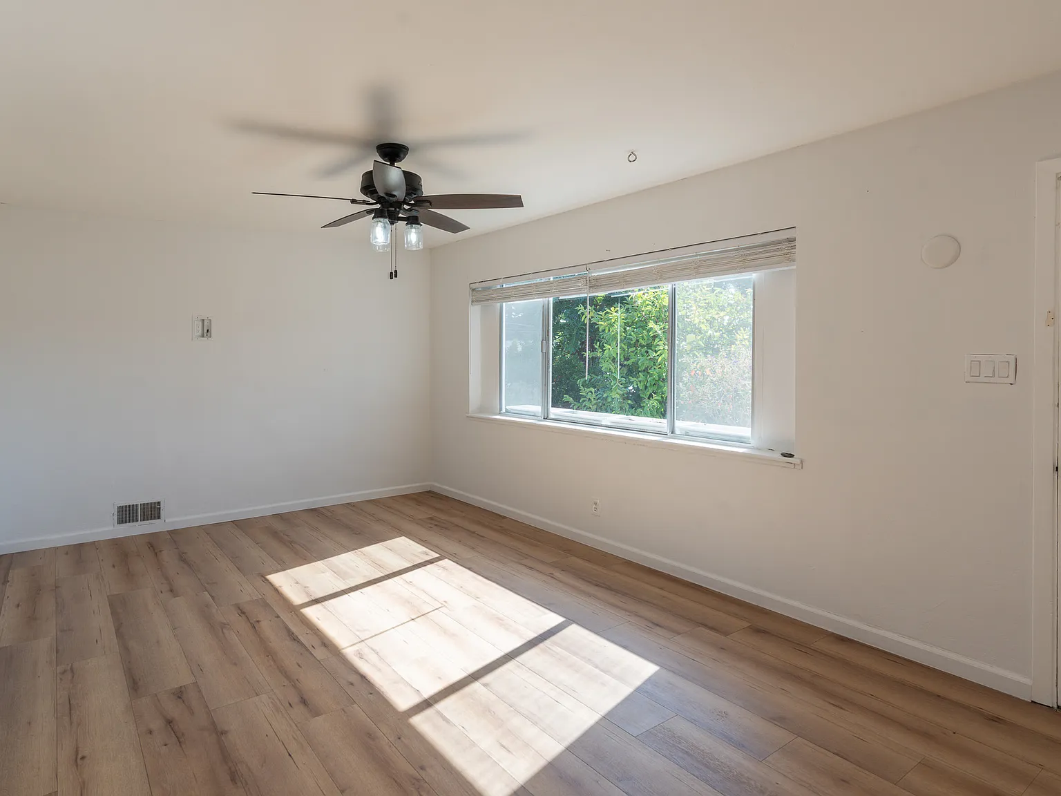 3 bed, 1130 sqft, $5,800 — Photo 3
