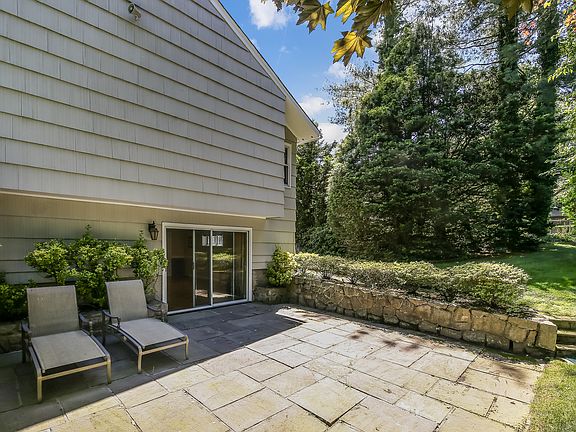 3rd image of 19 Edgemont Cir