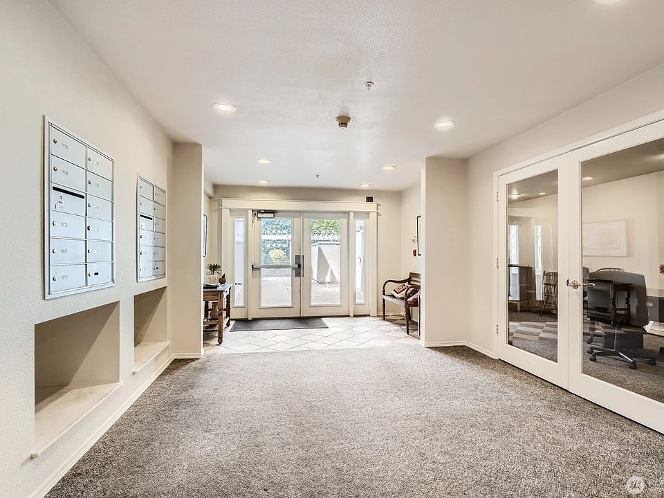 Bright entry with mailbox and lounge.