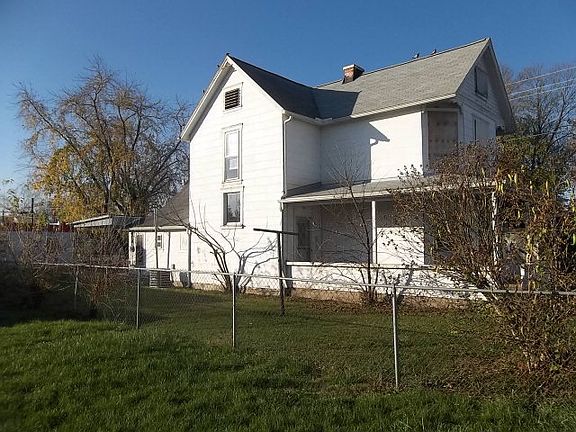 2nd image of 882 Dayton St