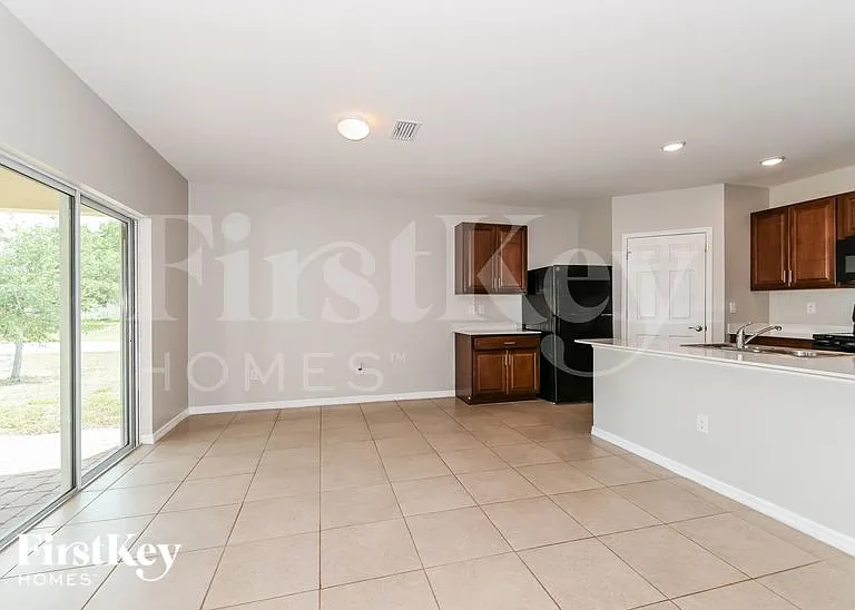 217 SE 27th St — Photo 5