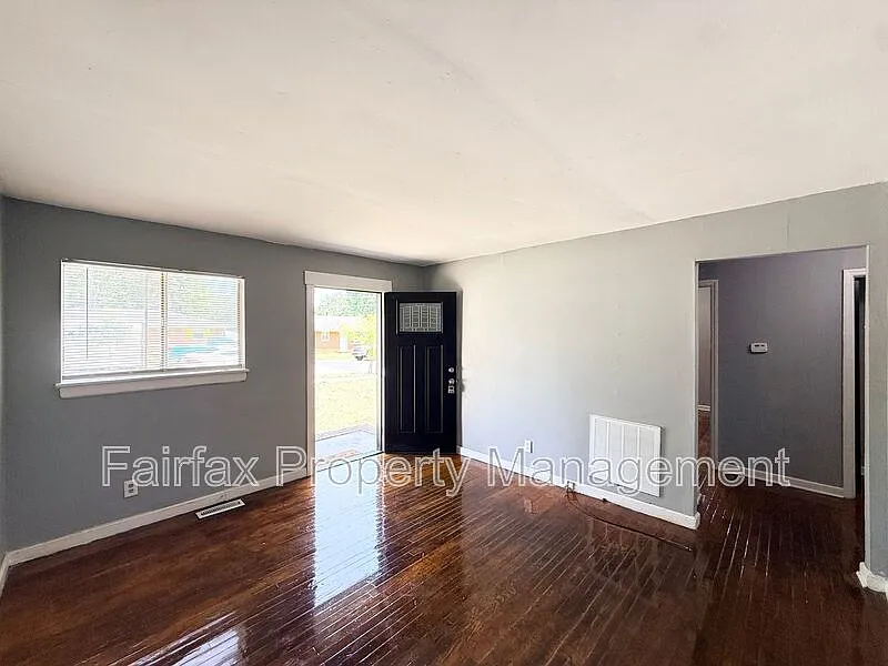 4 bed, 2.0 bath, 1218 sqft, $2,400 — Photo 4
