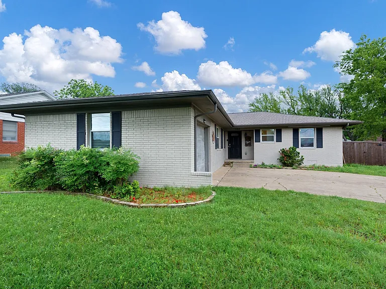 602 N Allen Dr — Photo 1