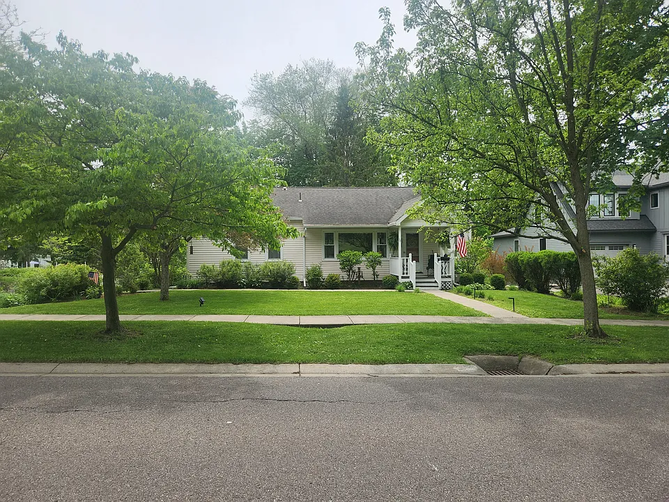 18 E Austin St