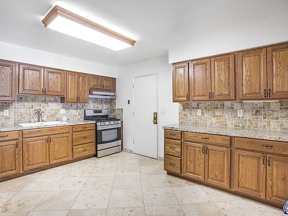 5th image of 944 Chestnut Ave