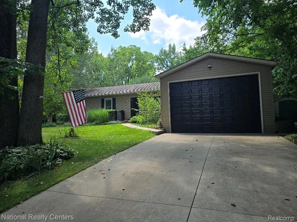 9404 Edward Dr, Brighton, MI 48114