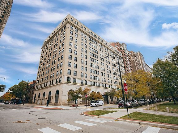 2nd image of 2100 N Lincoln Park W #11B
