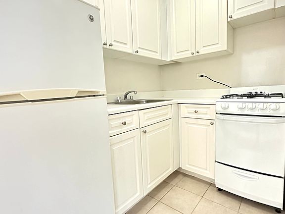 3rd image of 250 E 39th St APT 9H