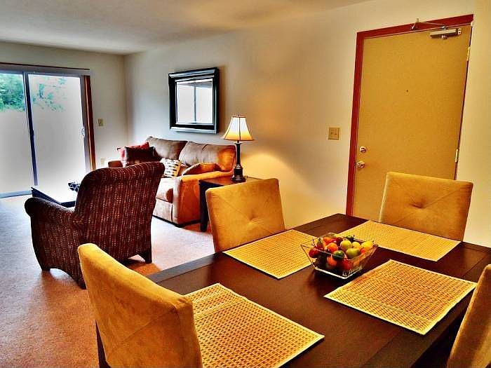 LIVING ROOM/DINING ROOM