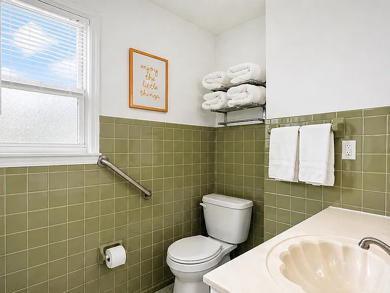 1445 E Lynn Dr — Photo 17