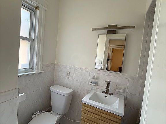4th image of 792 Brighton Ave