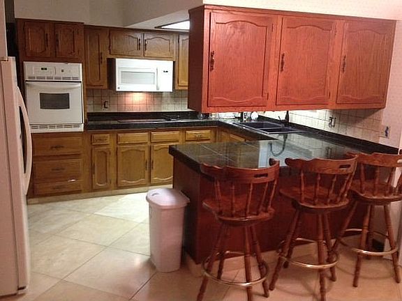 Kitchen & dining area