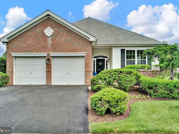 32 Brewster Ct, Pennington, NJ 08534