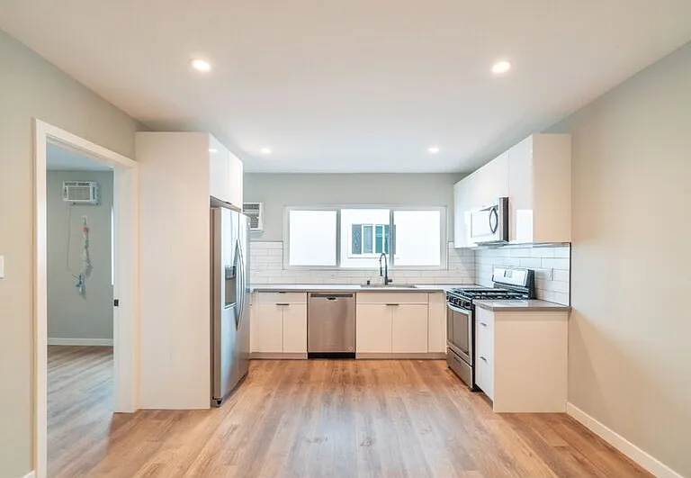 4517 Prospect Ave #6 — Photo 2